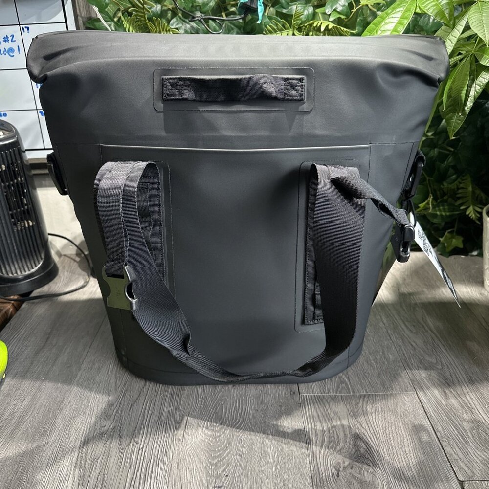 YETI Hopper M15 Soft Cooler Black Brand New W Tags 32 Can Magshield - Picture 6 of 9